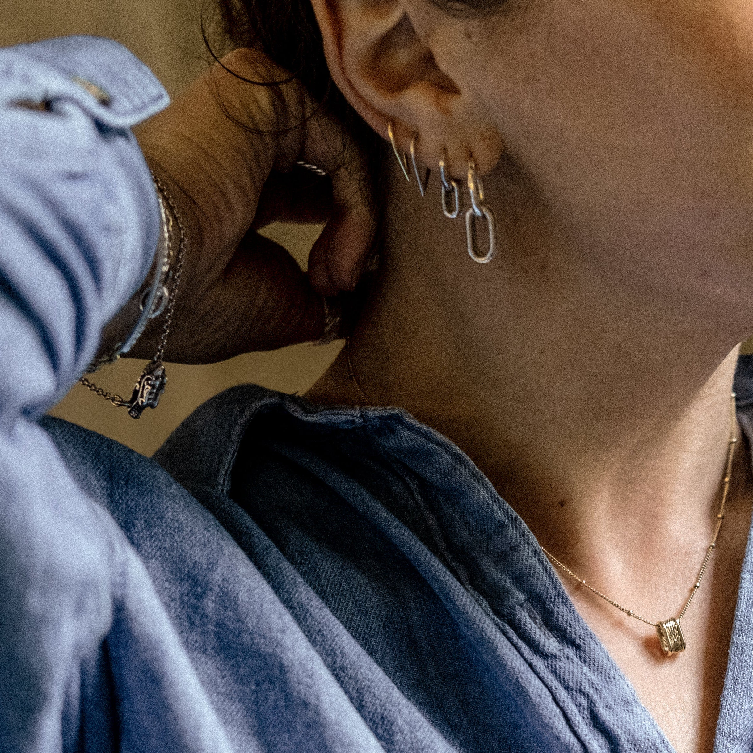 ANCHOR CAPSULE EARRINGS (10mm)