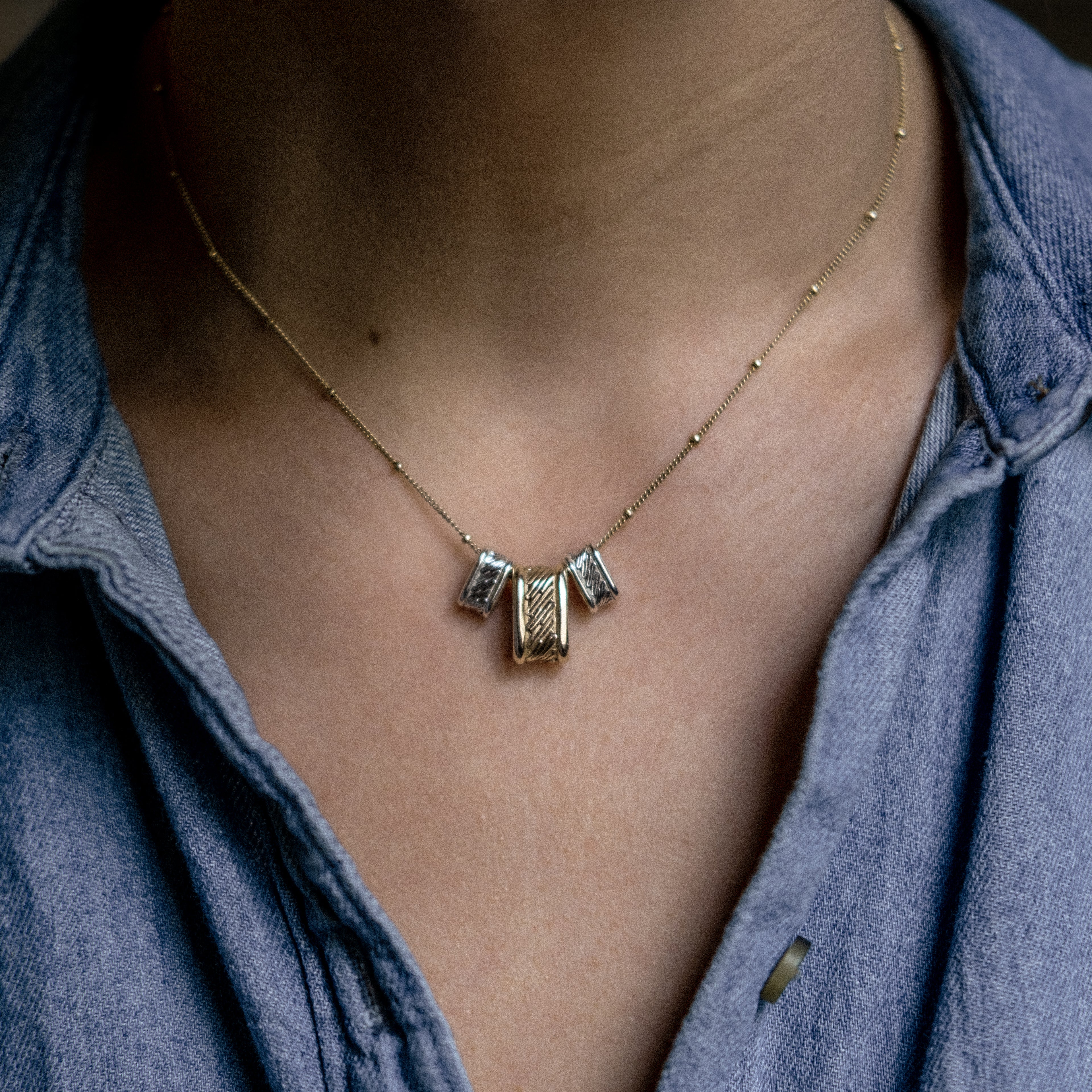 TRIPLE ANCHOR CAPSULE NECKLACE (10/15/10mm)