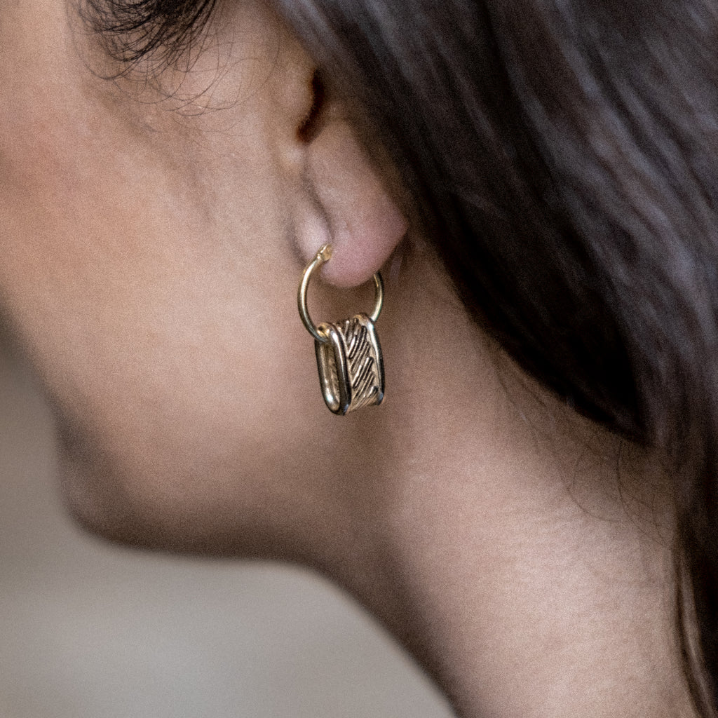 ANCHOR CAPSULE EARRINGS (15mm)