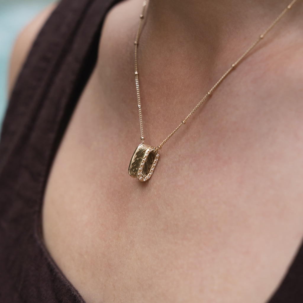 DIAMOND ANCHOR CAPSULE NECKLACE (15mm)