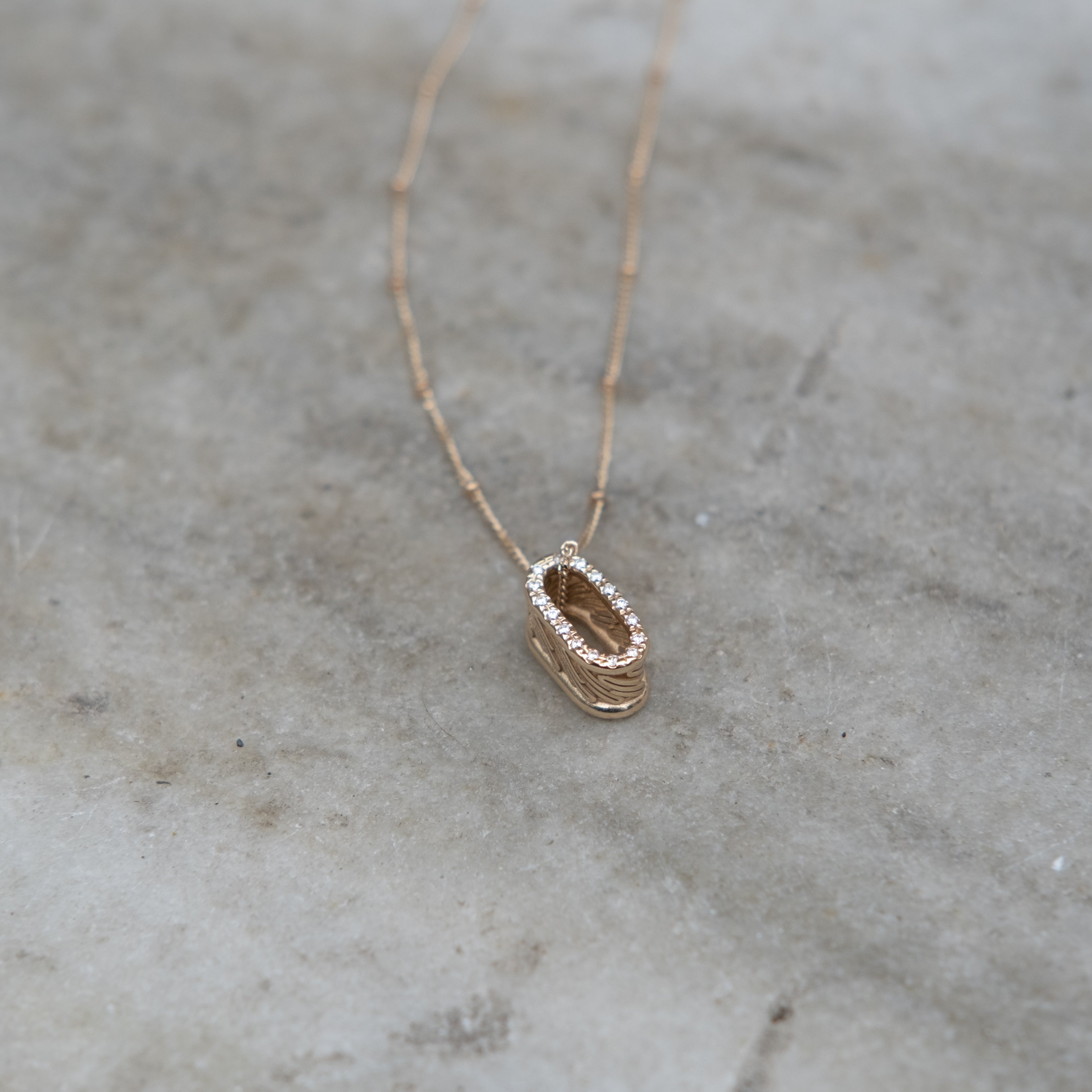 DIAMOND ANCHOR CAPSULE NECKLACE (15mm)